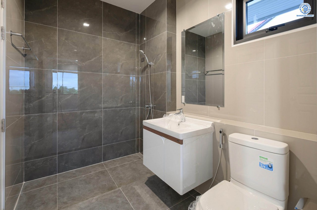 บ้านเดี่ยวฟิลคฤหาสน์มือสองตกแต่งใหม่ แบรนด์ LH ดีไซน์สุดหรูหรา โครงการ ลดาวัลย์ ปิ่นเกล้า เนื้อที่ 214 ตร.ว. บนพื้นที่ใช้สอยถึง 553.48 ตร.ม. ฟังก์ชันจัดเต็ม 4 ห้องนอน 5 ห้องน้ำ 1 ห้องอเนกประสงค์ 1 ห้องแม่บ้าน จอดรถได้ถึง 2 คัน ทำเลติดถนนบรมราชชนนี เชื่อมต่อหลายเส้นทาง ใกล้มหาวิทยาลัยมหิดล และเซ็นทรัลศาลายา